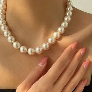 Vintage 70s Elegant Cream Faux Glass Pearl Necklace